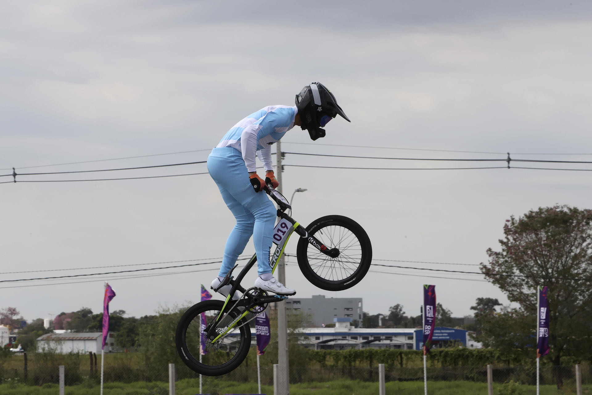 Federico Capello, de Argentina, compite en la contrarreloj del BMX racing, en los II Juegos Panamericanos Junior. EFE/Rodrigo Sepúlveda