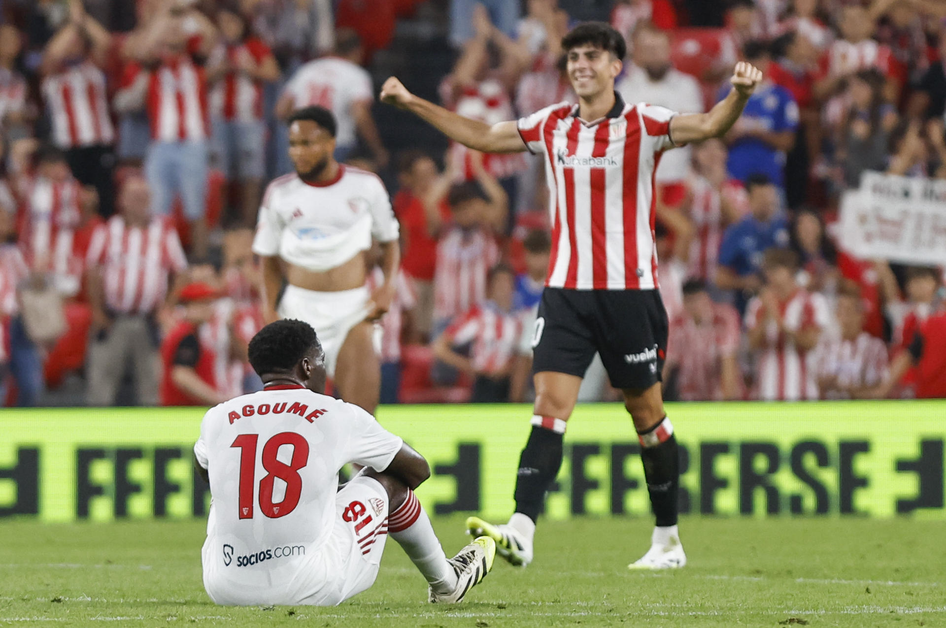 El centrocampista francés del Sevilla Lucien Agoume al finalizar el partido de la primera jornada de LaLiga que Athletic de Bilbao y Sevilla FC disputaron en San Mamés. EFE/Miguel Toña