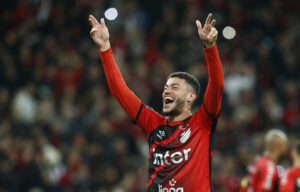 Romulo de Paranaense celebra al final de un partido de las semifinales de la Copa Libertadores Athletico Paranaense y Palmeiras en el estadio Arena da Baixada en Curitiba (Brasil). Foto de archivo de: Hedeson Alves/EFE
