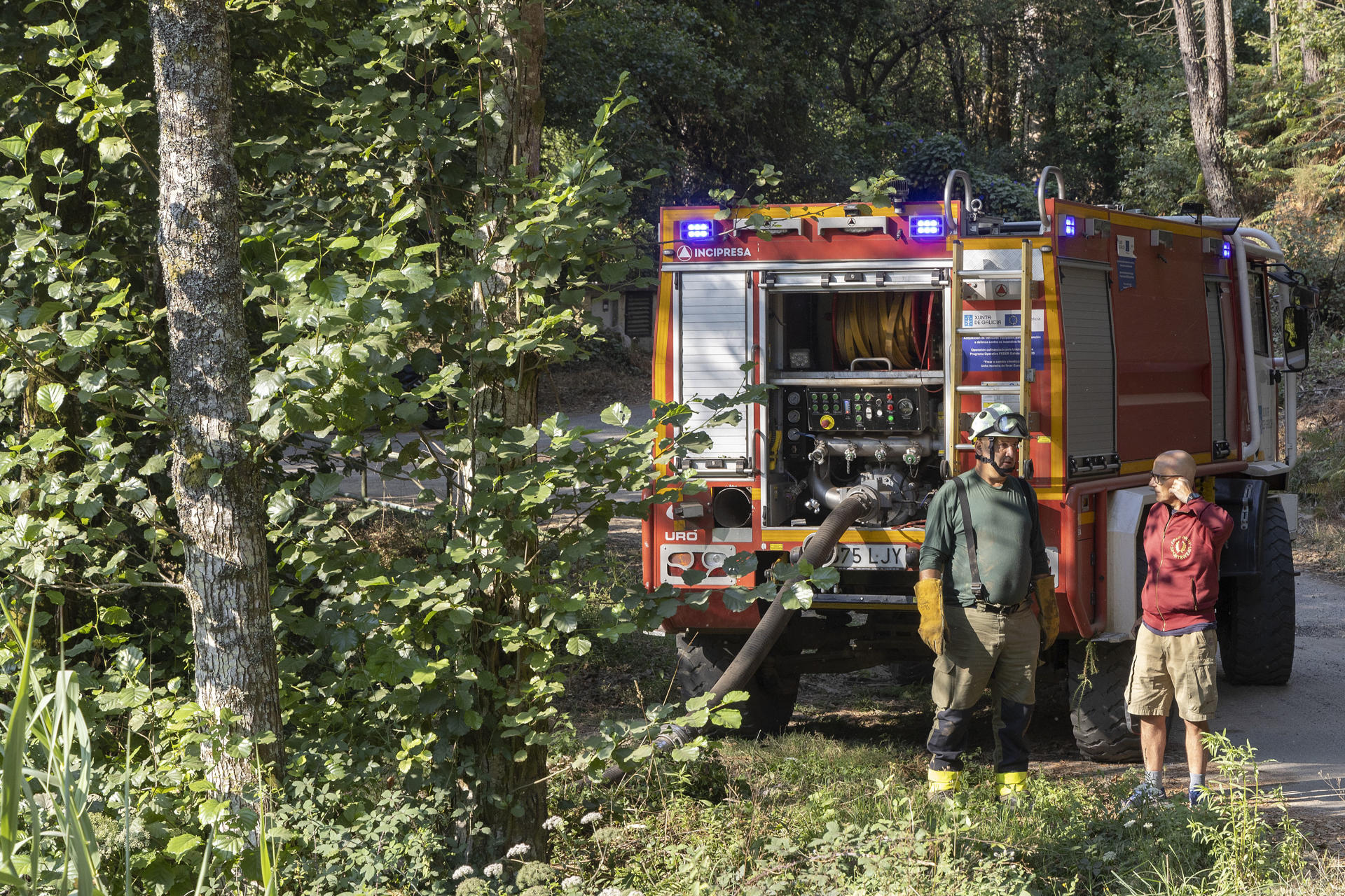 Un camión motobomba recoge esta viernes agua para participar en la extinción del incendio de Vilaboa, con 50 hectáreas ardidas, donde se mantiene la situación 2 por la proximidad al núcleo de Vilar, en Santa Cristina de Cobres.EFE/ Salvador Sas
