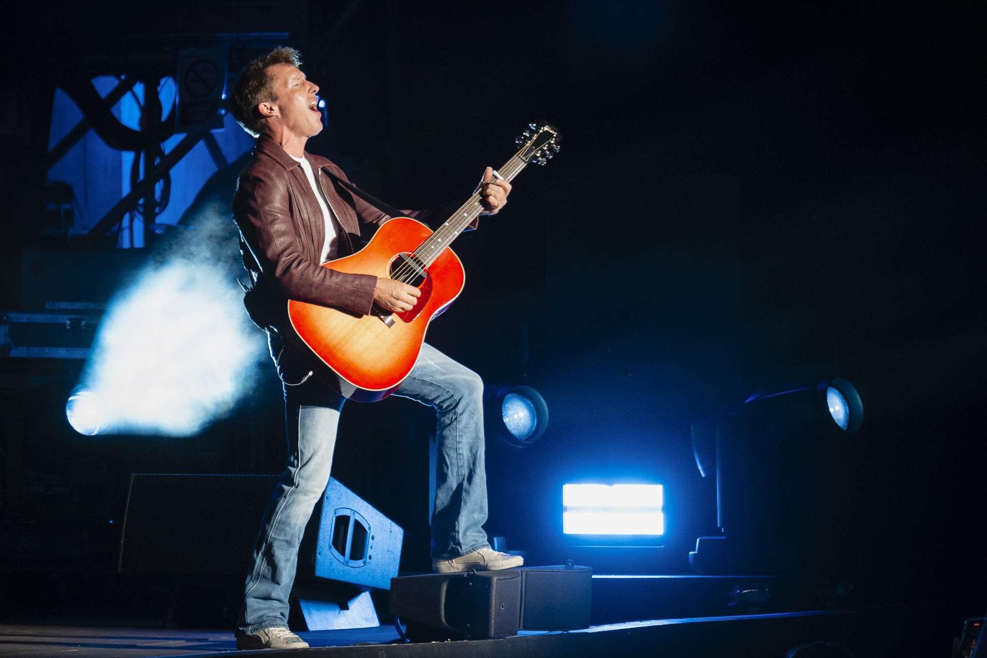 El músico y compositor británico James Blunt durante el concierto que ofrece este martes en el festival de Cap Roig, en Palafrugell (Girona), celebrando el vigésimo aniversario del álbum que lo lanzó a la fama 'Back to Bedlam' . EFE/David Borrat.