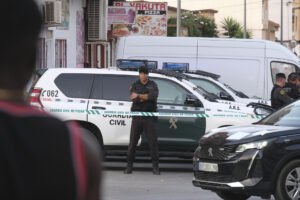 Imagen del 14/07/2025.- La Guardia Civil de Murcia y la policía local montan guardia en el acceso al barrio de San Antonio, en Torre Pacheco. EFE/ Pablo Miranzo