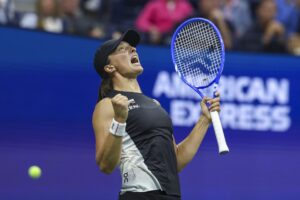La polaca Iga Swiatek reacciona a ganar su partido contra la rusa Anna Kalinskaya en la tercera ronda del Abierto de EE.UU. en el Centro Nacional de Tenis USTA Billie Jean King en Flushing Meadows, Nueva York. EFE/EPA/SARAH YENESEL
//////////
FLUSHING MEADOWS (United States), 30/08/2025.- Iga Swiatek of Poland reacts to winning her match against Anna Kalinskaya of Russia during the third round of the US Open Tennis Championships at the USTA Billie Jean King National Tennis Center in Flushing Meadows, New York, USA, 30 August 2025. The US Open tournament runs from 24 August through 07 September. (Tenis, Polonia, Rusia, Nueva York) EFE/EPA/SARAH YENESEL