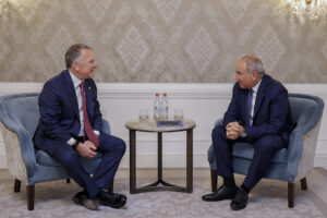 El enviado especial de la Casa Blanca para Oriente Medio, Steven Witkoff (i), se reúne en el líder de Armenia, Nikol Pashinián, este viernes. Los líderes de Armenia, Nikol Pashinián, y de Azerbaiyán, Ilham Aliyev, se han reunido en las últimas 24 horas con el enviado especial de la Casa Blanca para Oriente Medio, Steven Witkoff, antes de su reunión este viernes con el mandatario estadounidense, Donald Trump, para la firma de un histórico acuerdo de paz, según medios de ambos países caucásicos. EFE/ Oficina Del Primer Ministro Armenio/SÓLO USO EDITORIAL/SÓLO DISPONIBLE PARA ILUSTRAR LA NOTICIA QUE ACOMPAÑA (CRÉDITO OBLIGATORIO)