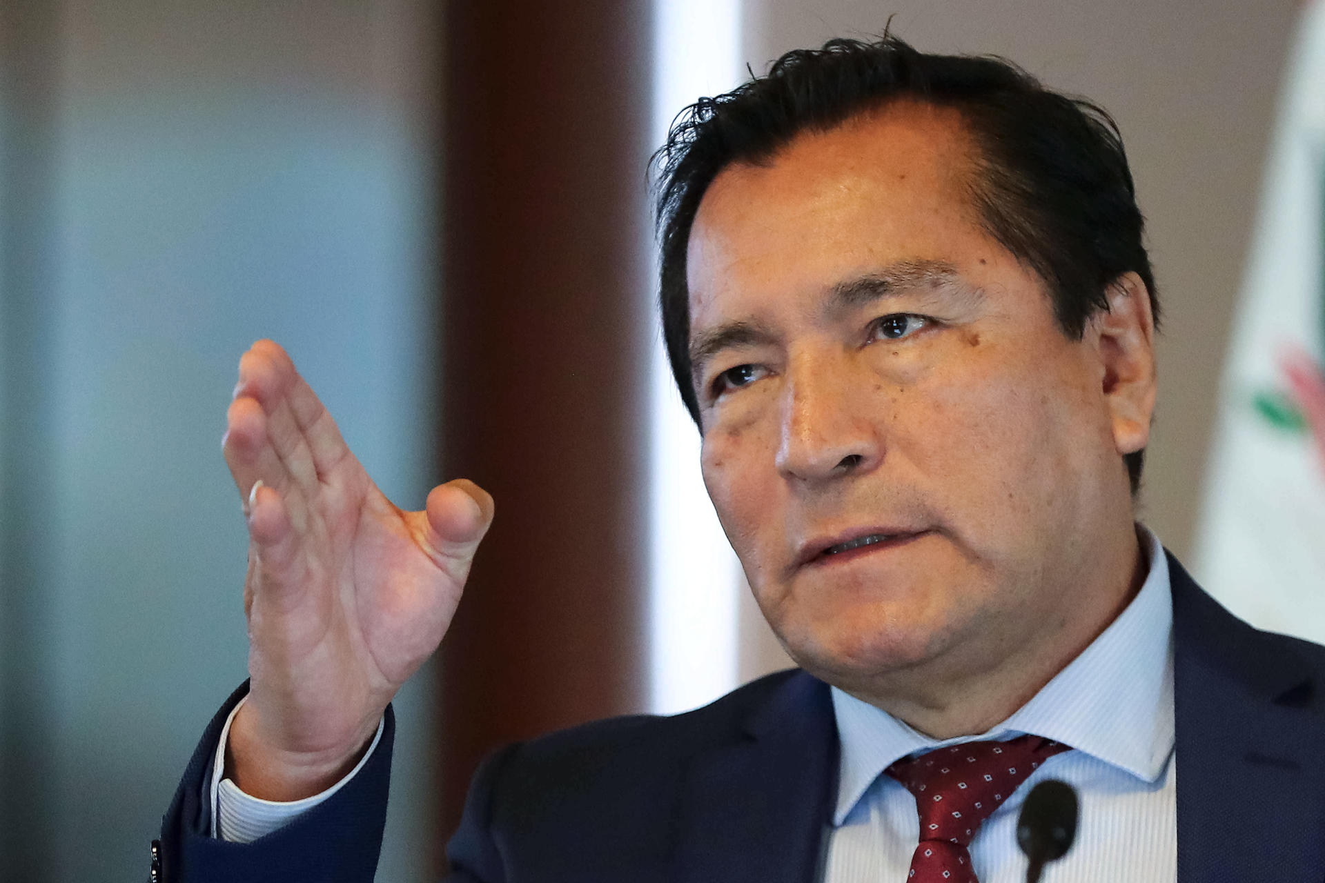 El presidente del directorio de Petroperú, Alejandro Narváez, habla durante una rueda de prensa este jueves, en Lima (Perú). EFE/ Paolo Aguilar
