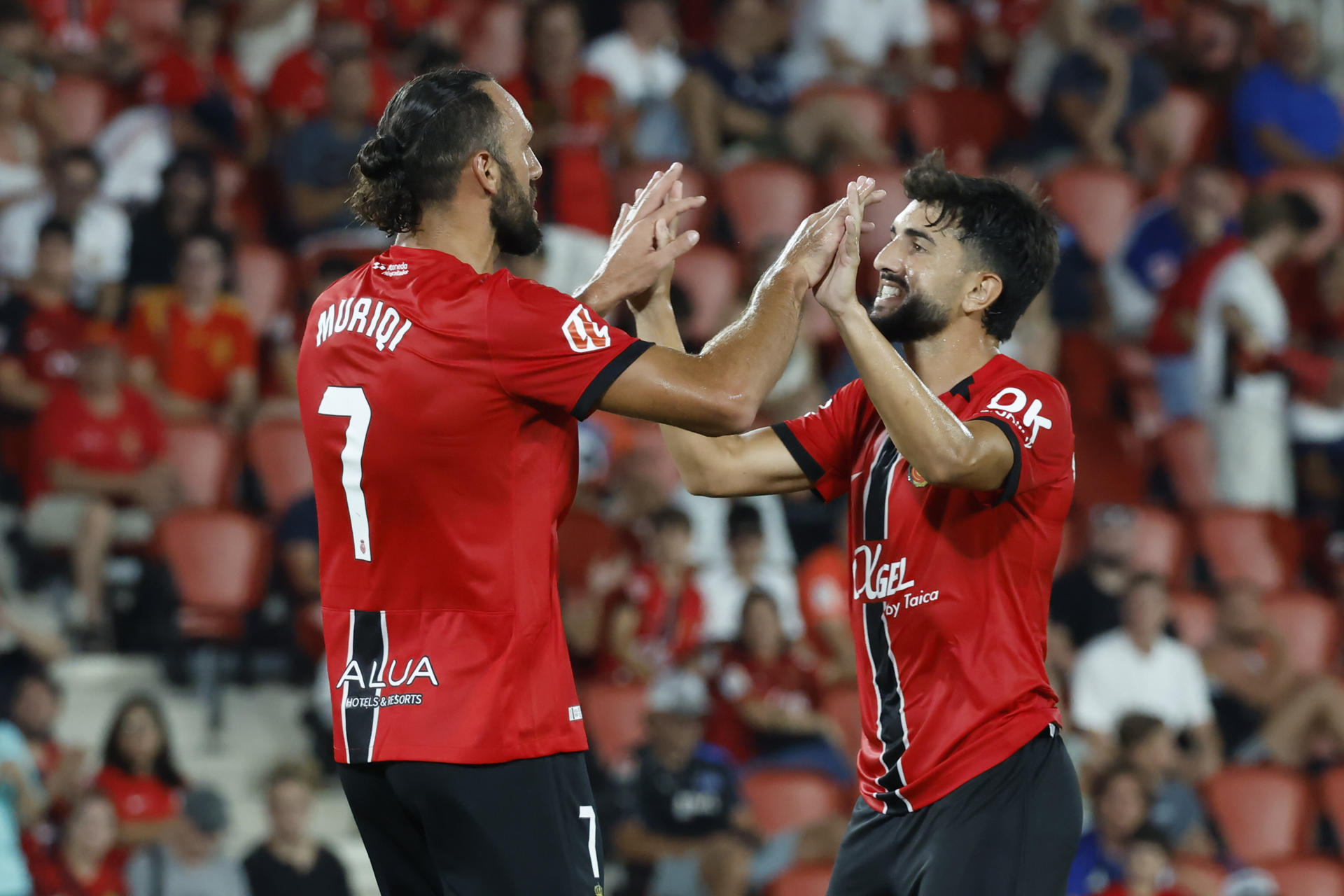 Los jugadores del Mallorca celebran su segundo gol durante el partido del Trofeo Ciudad de Palma entre el Mallorca y el Hamburgo, este sábado en Palma. EFE/CATI CLADERA
