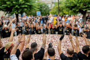 O Carballiño (Ourense), 05/08/2025.- Pulpeiras y pulpeiros de O Carballiño preparan este martes, en la Plaza Mayor, una nueva tapa gigante de pulpo de 600 kilos para batir un nuevo récord mundial. EFE/Brais Lorenzo
