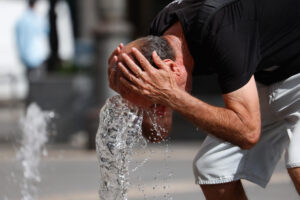 Un hombre se refresca en una de las fuentes del centro de Córdoba este viernes, una jornada marcada por las altas temperaturas. EFE/Salas
