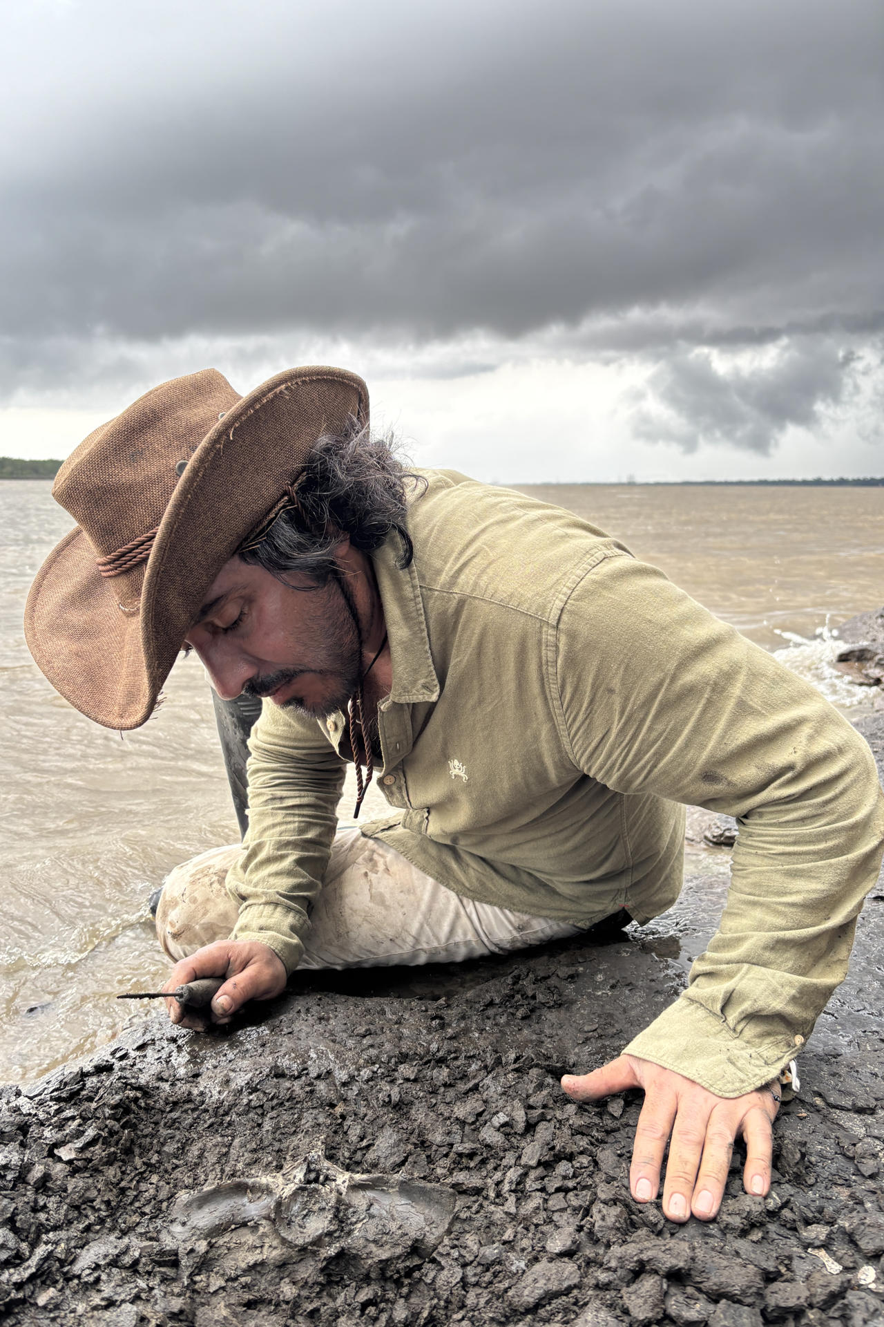 Fotografía del 17 de agosto de 2025 del doctor en paleontología, biólogo e investigador Rodolfo Salas-Gismondi, recolectando una vértebra de cocodrilo en la localidad de Barrio Florido, en Loreto (Perú). EFE/ Camila Zamora