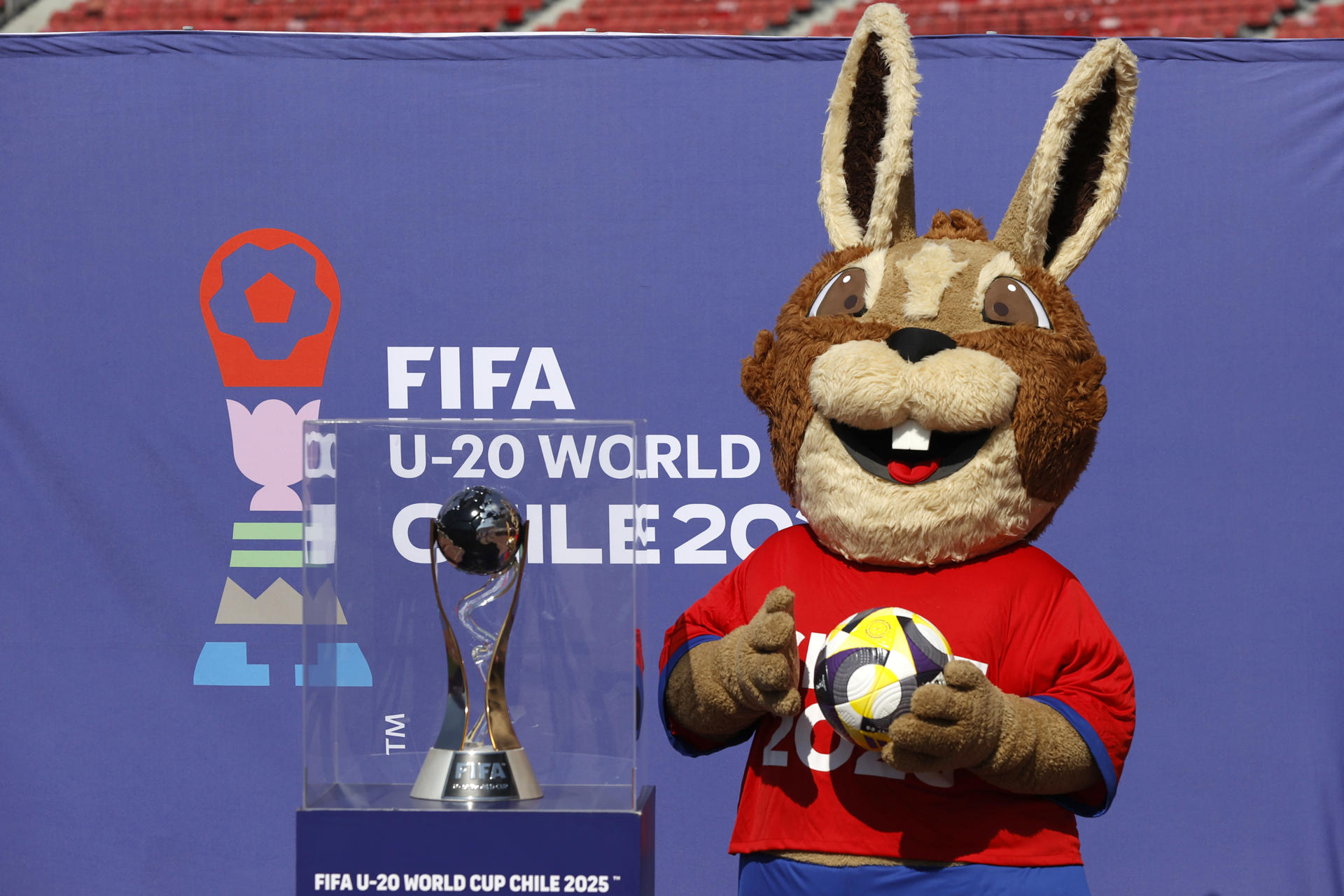 Vito, la mascota y embajador del Mundial Sub-20, posa con el balón y el trofeo oficial durante un evento de presentación en el Estadio Nacional Julio Martínez Prádanos, en Santiago (Chile). EFE/Elvis González