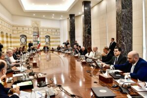 El presidente libanés, Joseph Aoun (C), preside una sesión del gabinete en el palacio presidencial en Baabda, al este de Beirut, Líbano, el 7 de agosto de 2025. El gabinete libanés se reúne para deliberar sobre el desarme del grupo militante Hezbolá, en medio de una creciente presión de Washington. (Líbano, Hizbulá/Hezbolá) EFE/EPA/WAEL HAMZEH