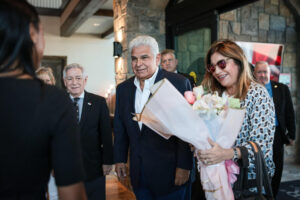 Fotografía cedida por la Presidencia de Panamá de su mandatario, José Raúl Mulino (c) y la primera dama, Maricel Cohen de Mulino (d), en Nueva York (Estados Unidos). EFE/ Presidencia De Panamá