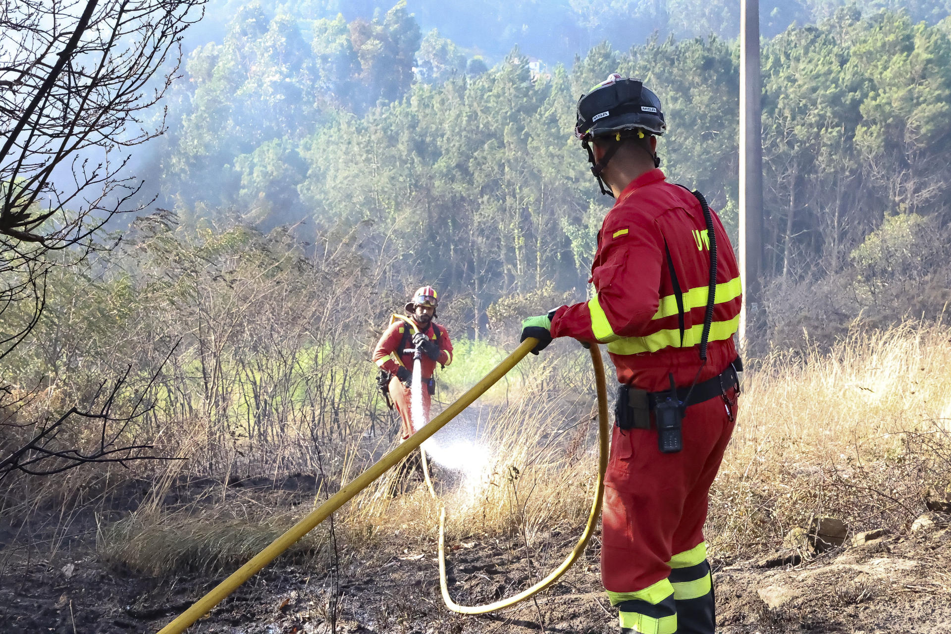 Efectivos de la UME trabajan para extinguir el incendio forestal en Corme aldea, en el ayuntamiento de Ponteceso este miércoles. La Xunta pidió la intervención de la Unidad Militar de Emergencias (UME), que también participa en las labores de extinción en Corme Aldea. En esta parroquia de Ponteceso, donde el fuego se inició sobre las 14:12 horas del martes y afecta a unas 60 hectáreas, también se ha decretado la Situación 2 y se procedió a la evacuación de algunos vecinos.-EFE/ Moncho Fuentes
