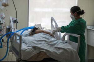 Fotografía de archivo en donde se ve una persona siendo atendida por el equipo de salud de un hospital. EFE/José Jácome