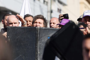El presidente de Argentina, Javier Milei, es custodiado durante un acto de campaña de candidatos de su partido este 27 de agosto de 2025, en Lomas de Zamora (Argentina). EFE/ Juan Ignacio Roncoroni