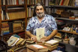 El poeta, profesor y traductor Manuel García (Huéscar, Granada, 1964), que ha traducido para Hiperión, sello especializado en poesía del que también es uno de sus editores, "El Spleen de París", de Charles Baudelaire, durante la entrevista con EFE en su taller de Sevilla, donde ha asegurado haber encontrado siempre en este poeta "la misma audacia" de Gustavo Adolfo Bécquer. EFE/ Julio Muñoz