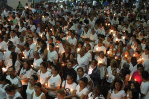Cientos de personas, vestidas de blanco y con velas encendidas, fueron captadas este domingo, 24 de agosto, durante una 'velatón' por la paz y la memoria, frente a la Base Aérea Marco Fidel Suárez, que fue atacada con un carro bomba el pasado día 21, en Cali (Colombia). EFE/Ernesto Guzmán