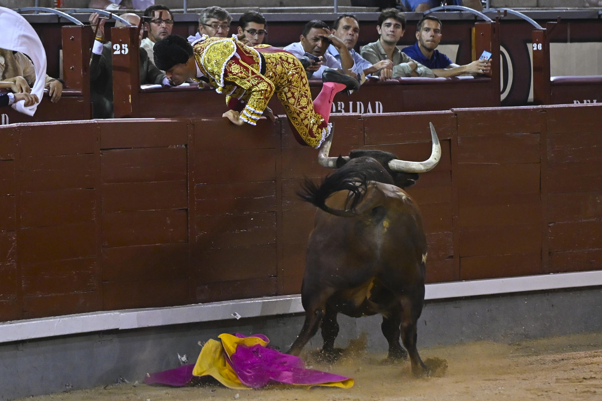 El diestro Rubén Pinar en la lidia al segundo de los de su lote, durante la corrida celebrada en la plaza de toros de Las Ventas, en Madrid. EFE/Fernando Villar