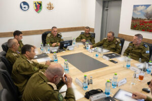 El jefe del Ejército israelí, Eyal Zamir, se reunió este viernes con comandantes para planear la expansión de sus operaciones en la Franja de Gaza, tras la aprobación por parte del gabinete de seguridad israelí de la toma de la ciudad de Gaza y el desplazamiento de su población. EFE/ Fuerzas de Defensa de Israel // SOLO USO EDITORIAL/SOLO DISPONIBLE PARA ILUSTRAR LA NOTICIA QUE ACOMPAÑA (CRÉDITO OBLIGATORIO)