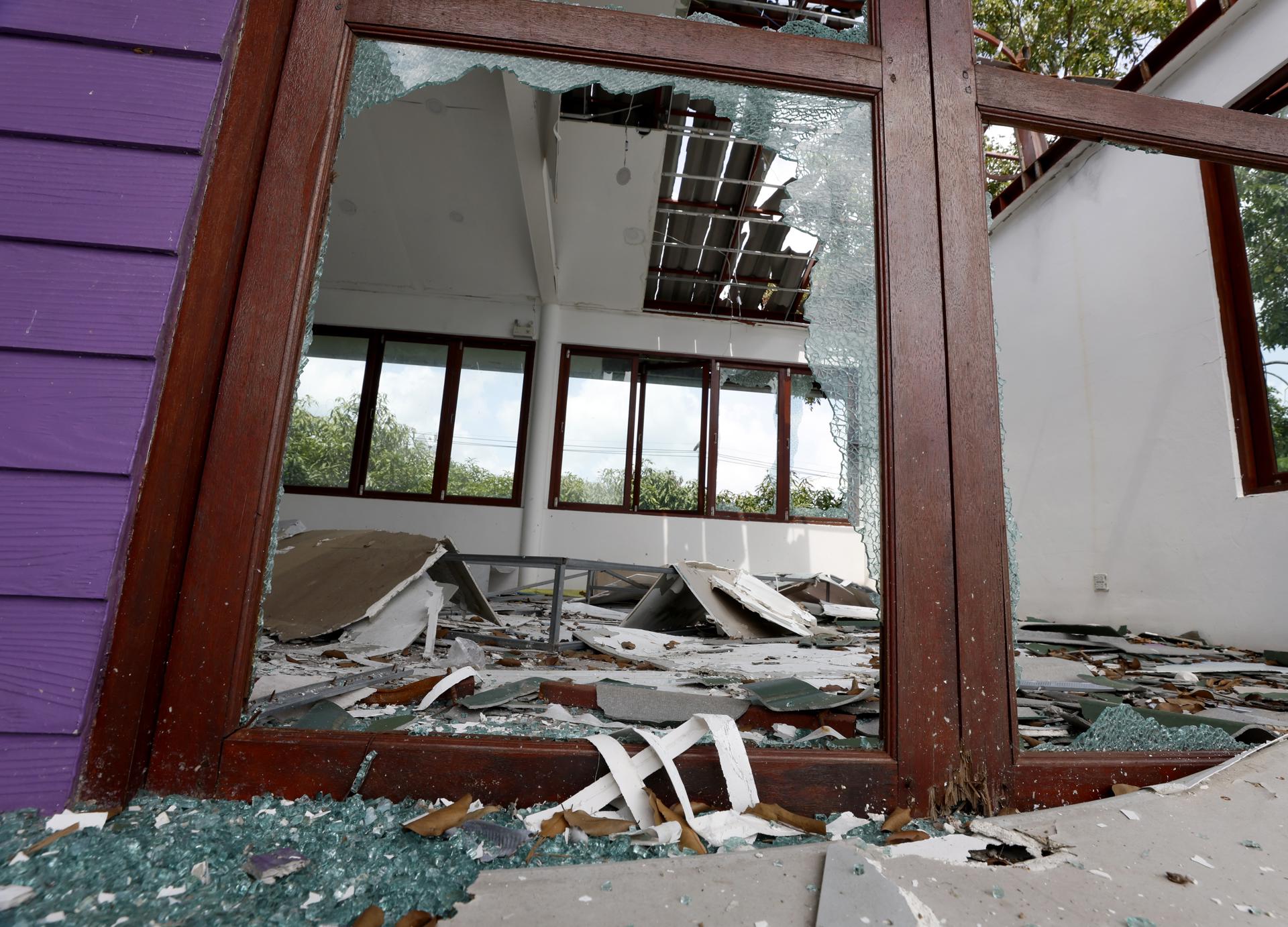 Imagen de archivo de una sala de hospital en Phanom Dong Rak, Tailandia, dañada por ataques de tropas camboyanas en el marco del conflicto fronterizo que estalló entre los dos países el 24 de julio. EFE/EPA/NARONG SANGNAK