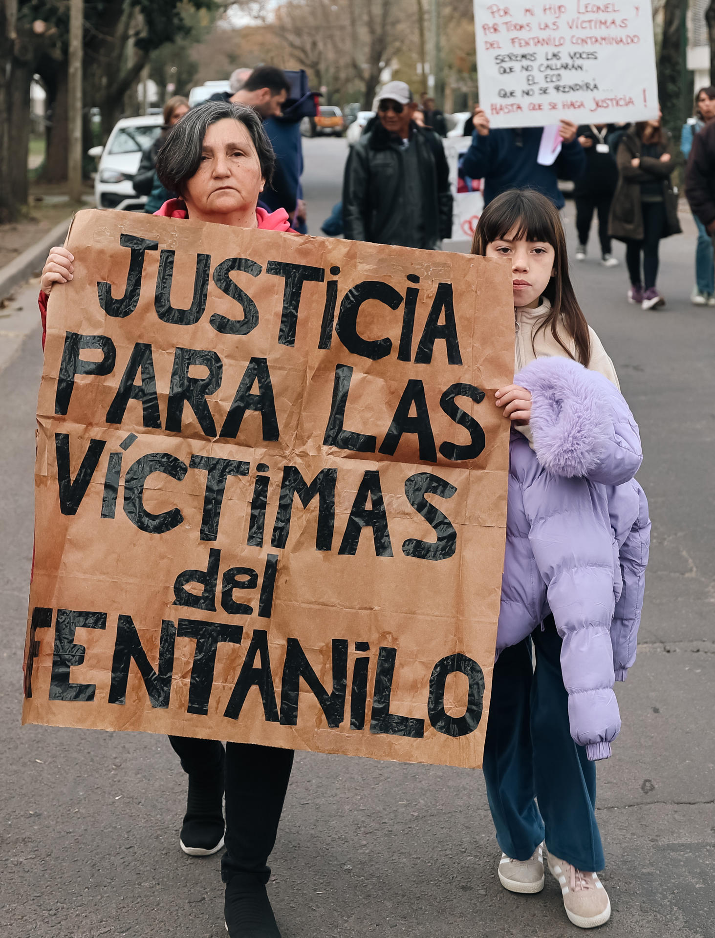 Fotografía del 31 de julio de 2025 de una mujer sosteniendo un cartel durante una manifestación frente al Hospital Italiano de La Plata, en La Plata (Argentina). EFE/ Juan Ignacio Roncoroni