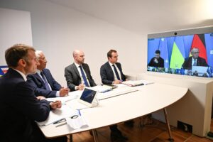 (De izquierda a derecha) el presidente francés Emmanuel Macron, Antonio Costa, presidente del Consejo Europeo, el ministro francés de Europa y Asuntos Exteriores Jean-Noel Barrot y el ministro de Defensa de Francia Sebastien Lecornu asisten a una videoconferencia con el presidente de Ucrania Volodymyr Zelensky y la canciller alemana Friedrich Merz para discutir la guerra en curso en Ucrania, en el Fort de Bregancon en Bormes-les-Mimosas, Francia, el 13 de agosto de 2025. (Francia, Ucrania) EFE/EPA/PHILIPPE MAGONI / POOL