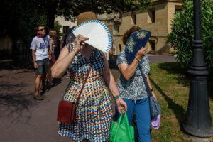 Dos mujeres se protegen del sol con sus abanicos, este viernes en Bilbao, donde han decretado alerta naranja por altas temperaturas. EFE/ Javier Zorrilla