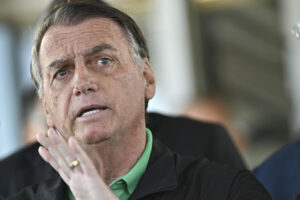 Fotografía de archivo del 17 de julio de 2025 del expresidente de Brasil Jair Bolsonaro hablando durante una rueda de prensa, en Brasilia (Brasil). EFE/ Andre Borges