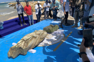 Egipto presentó este jueves los restos de una ciudad sumergida frente a la costa de Alejandría, un conjunto monumental de más de dos milenios de antigüedad que incluye templos, viviendas, depósitos de agua, estanques para peces y un muelle de 125 metros. Los arqueólogos creen que el sitio podría corresponder a una extensión de la antigua ciudad de Canopo, célebre en tiempos ptolemaicos y romanos tanto por su riqueza como por sus excesos. EFE/ Pablo De Aguinaco