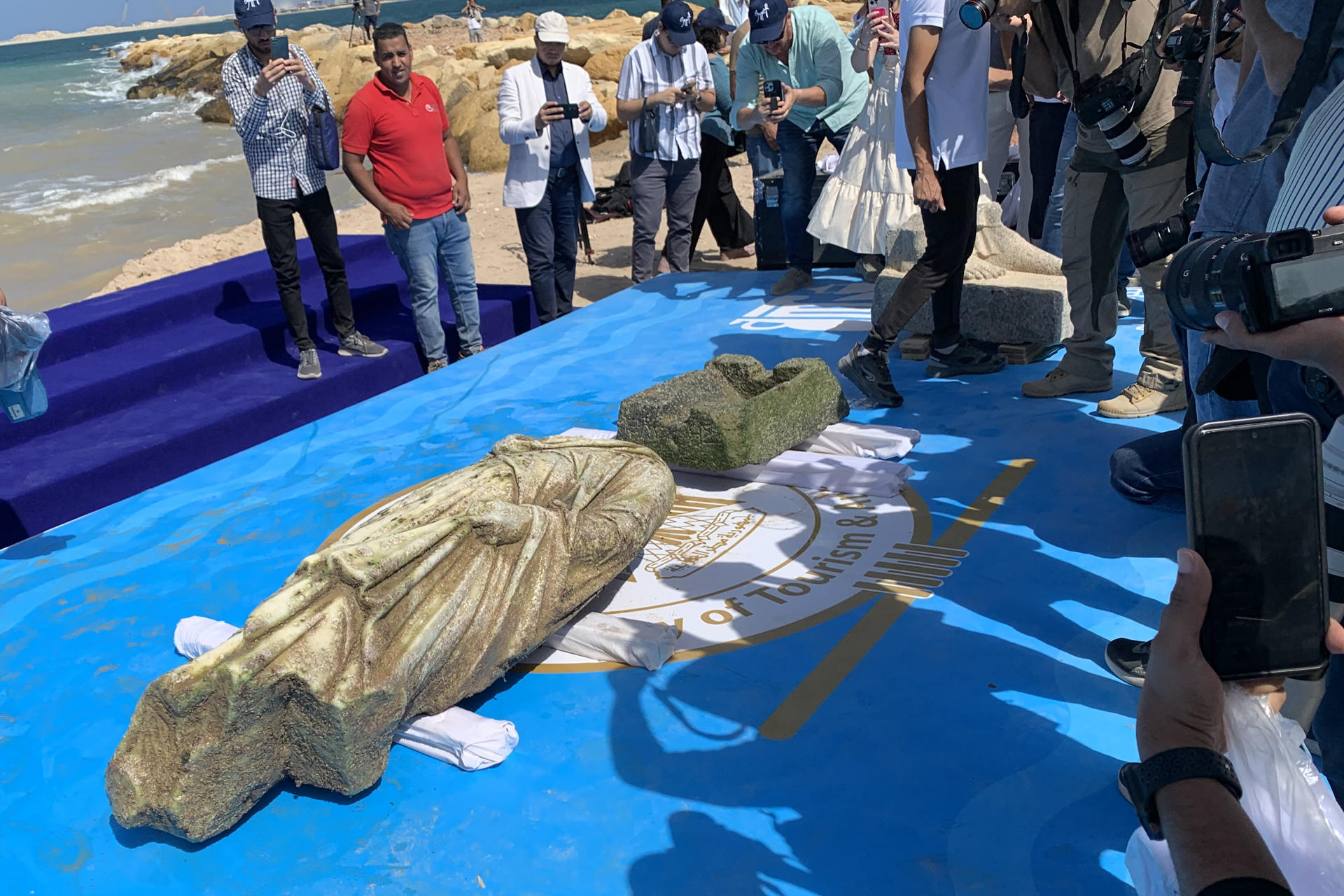 Egipto presentó este jueves los restos de una ciudad sumergida frente a la costa de Alejandría, un conjunto monumental de más de dos milenios de antigüedad que incluye templos, viviendas, depósitos de agua, estanques para peces y un muelle de 125 metros. Los arqueólogos creen que el sitio podría corresponder a una extensión de la antigua ciudad de Canopo, célebre en tiempos ptolemaicos y romanos tanto por su riqueza como por sus excesos. EFE/ Pablo De Aguinaco
