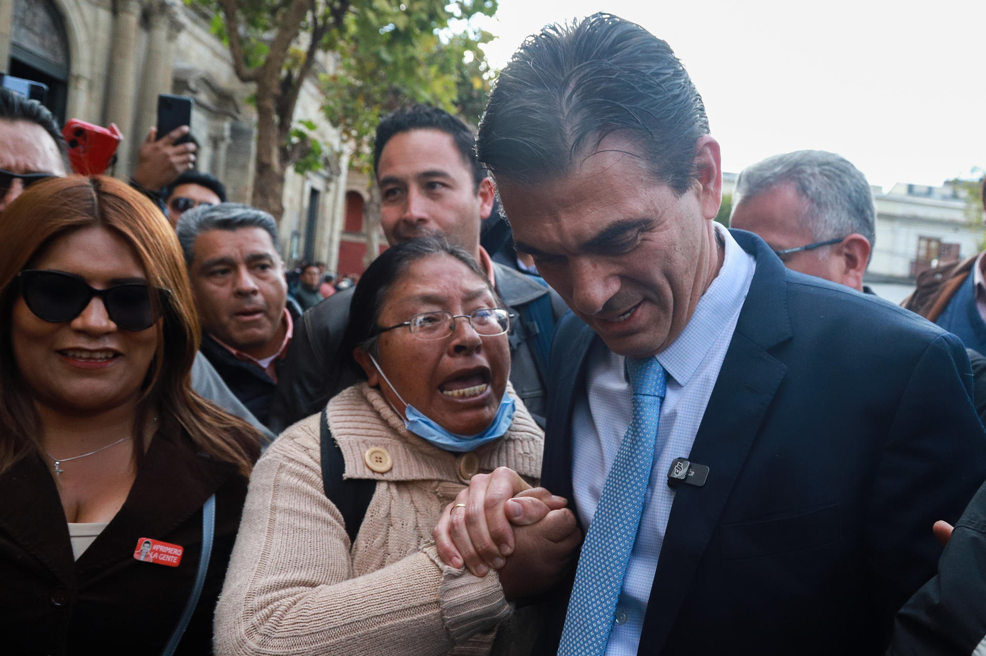 El candidato a la Presidencia de Bolivia por el Partido Demócrata Cristiano (PDC), Rodrigo Paz Pereira, saluda a una persona previo a una reunión con el presidente de Bolivia, Luis Arce, este 26 de agosto de 2025 en La Paz (Bolivia). EFE/ Gabriel Márquez