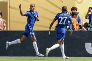 Fotografía de Justin Lane, en la que puede verse en una imagen de archivo del pasado 13 de julio, durante la disputa del Mundial de Clubes, al futbolista brasileño del Chelsea Joao Pedro (i). EFE