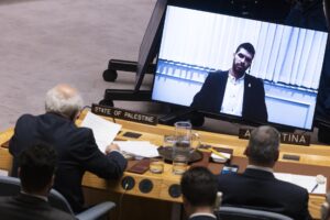 Ilay David, en pantalla, escucha un discurso del embajador de Palestina ante las Naciones Unidas, Riyad Mansour (izq.), durante una reunión del Consejo de Seguridad de las Naciones Unidas sobre el conflicto entre Israel y Hamás en la sede de las Naciones Unidas en Nueva York, Nueva York, EE.UU., el 5 de agosto de 2025. EFE/EPA/JUSTIN LANE
