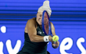 La rusa Diana Shnaider conquistó este sábado el Abierto de Monterrey tras derrotar por 6-3, 4-6 y 6-4 a su compatriota Ekaterina Alexandrova. EFE/Miguel Sierra