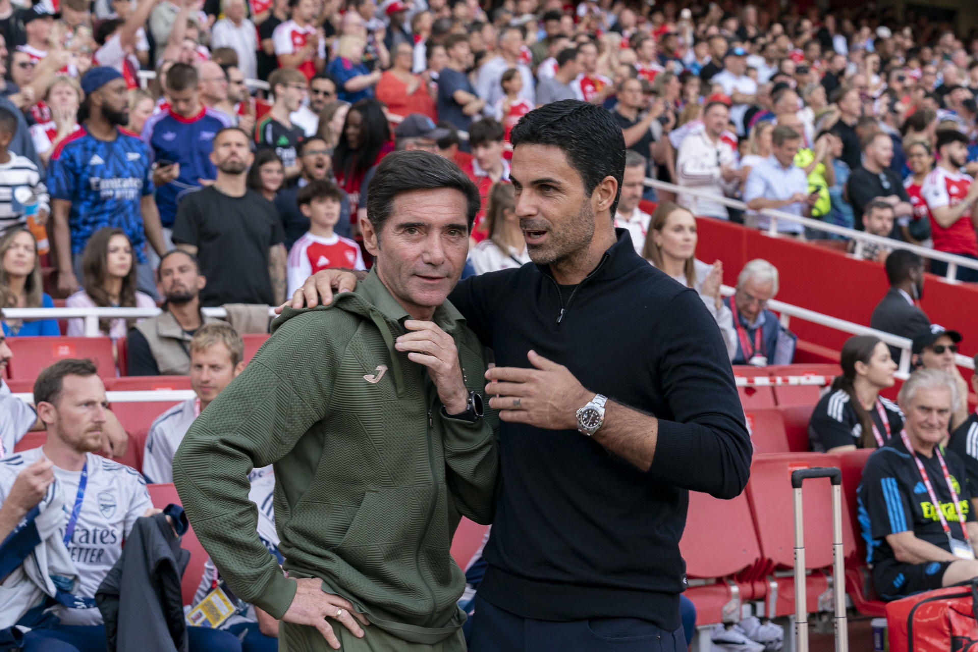 El entrenador del Arsenal Mikel Arteta (d) y el entrenador del Villarreal Marcelino García Toral (i) durante el partido amistoso jugado hoy miércoles en Londres. El Villarreal amargó la fiesta del Arsenal, que disputó su primer partido de pretemporada en su estadio, al conquistar el Emirates Arena por 2-3 gracias a los tantos de Pepé y de Gueye en la primera mitad y de Danjuma en la segunda. EFE/Villarreal CF/Pau Bellido SÓLO USO EDITORIAL/SÓLO DISPONIBLE PARA ILUSTRAR LA NOTICIA QUE ACOMPAÑA (CRÉDITO OBLIGATORIO)