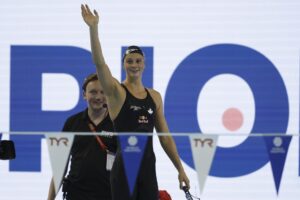 Summer Mcintosh, de Canadá, compite en la final femenina de 400 m estilos en el Campeonato Mundial de Natación Singapur 2025, celebrado en Singapur el 3 de agosto de 2025. EFE/EPA/RUNGROJ YONGRIT