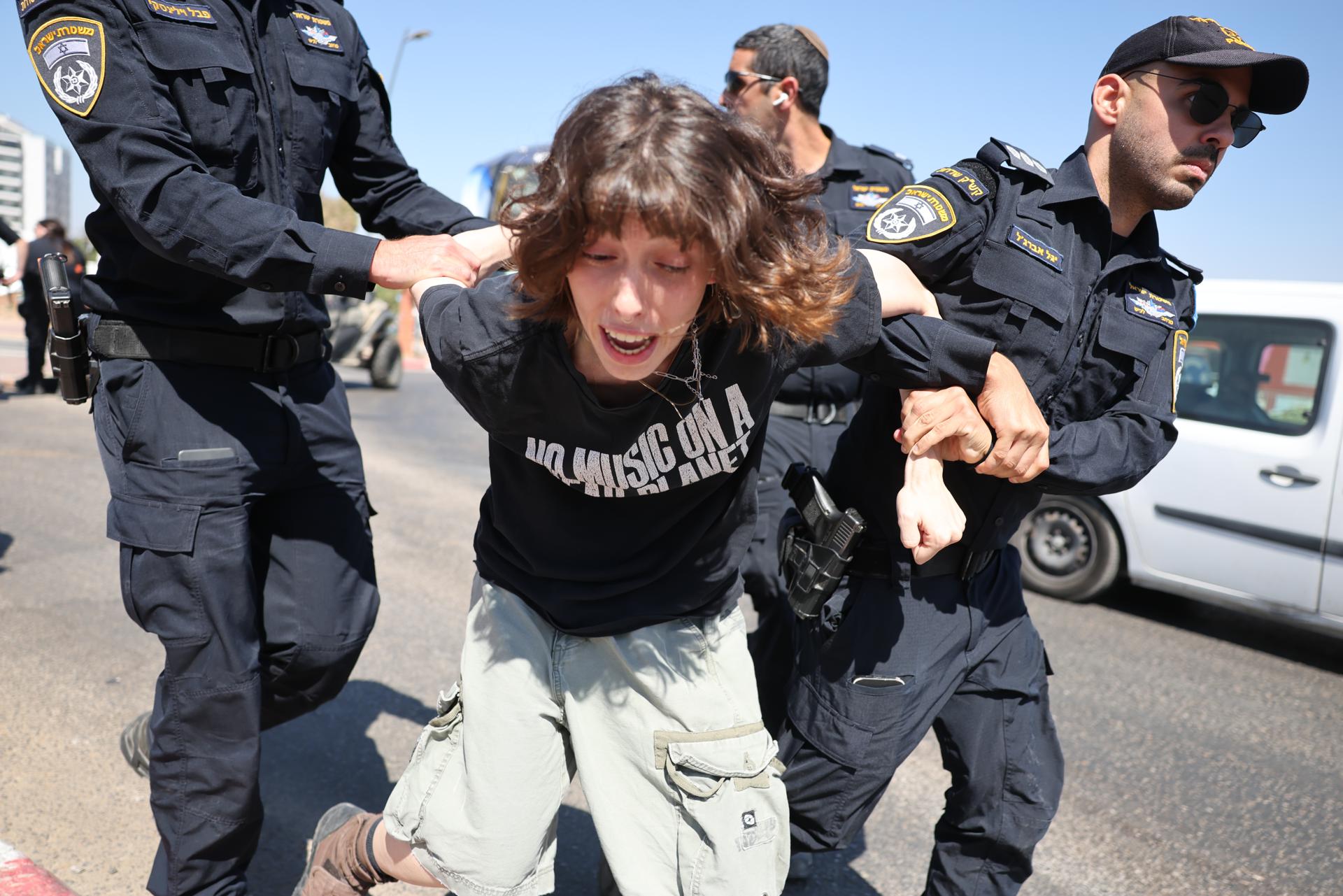 La policía detiene a activistas pro-palestinos israelíes en la ciudad de Sdreot, cerca de la frontera con la Franja de Gaza, en el sur de Israel, el 04 de agosto de 2025. Decenas de activistas intentaron marchar desde Sderot hasta la frontera de Gaza para protestar contra la operación militar israelí en Gaza, donde fueron bloqueados por la policía. (Protestas) EFE/EPA/ABIR SULTAN