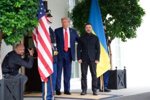El presidente de Estados Unidos, Donald Trump (i), saluda a su homólogo de Ucrania, Volodímir Zelenski (d), antes de su reunión con líderes europeos en la Casa Blanca en Washington (EE. UU.). EFE/EPA/YURI GRIPAS / POOL