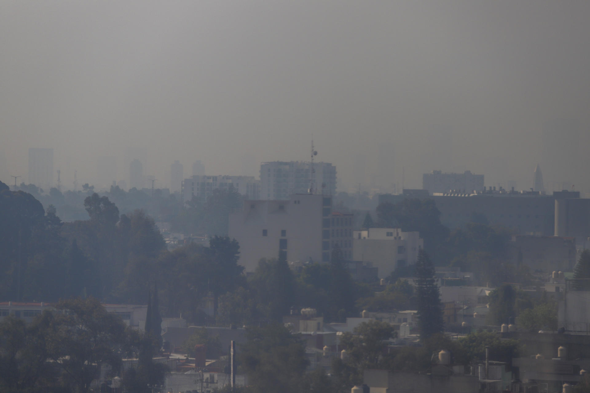 Fotografía de una nube de contaminación en Ciudad de México (México). EFE/ Isaac Esquivel/Archivo