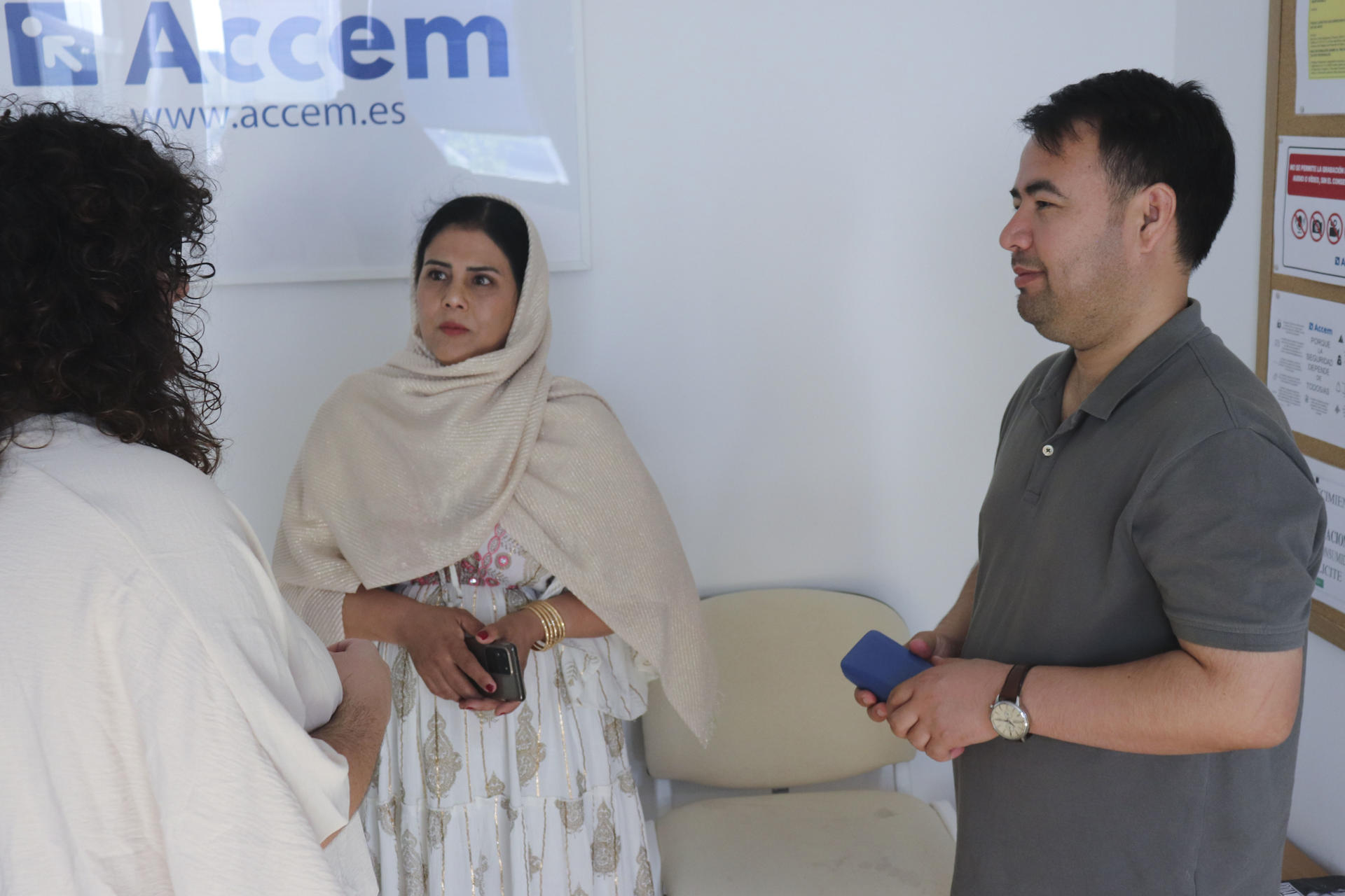 Juma Khan y Nasima (iz.) son un matrimonio afgano residente actualmente en Cáceres tras huir de su país al llegar los talibanes al poder en agosto de 2021. EFE/Vicente M. Roso