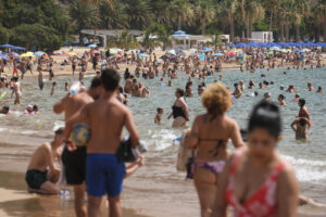 Imagen del pasado viernes 8 de agosto de un grupo de bañistas en la playa de Las Teresitas en Santa Cruz de Tenerife. EFE/Alberto Valdés