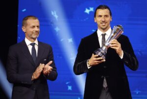 El exfutbolista sueco Zlatan Ibrahimovic (d) posa con el premio presidente de la UEFA recibido este jueves. EFE/EPA/MOHAMMED BADRA