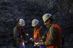 Geólogos y empleados de la Compañía Brasileira de Litio (CBL), observan formaciones de pegmatito, con presencia de cristales de espodumena en la mina Cachoeira, el 21 de agosto de 2025 en Araçuaí, Minas Gerais (Brasil). EFE/André Coelho