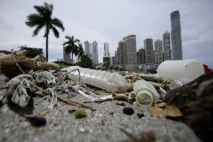 Fotografía de plásticos acumulados en la Cinta Costera el 5 de agosto de 2025, en la bahía de Ciudad de Panamá (Panamá). EFE/ Carlos Lemos