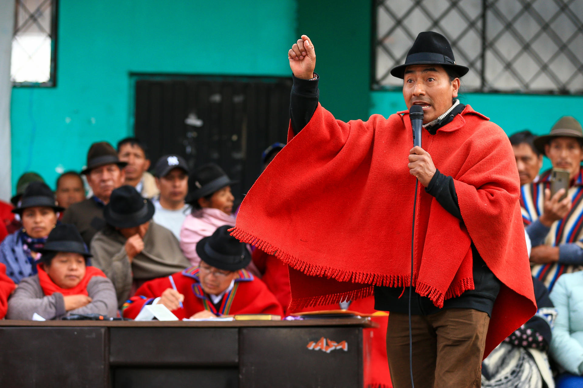 El líder indígena y excandidato presidencial ecuatoriano, Leonidas Iza, fue captado este jueves, 21 de agosto, durante un juicio popular de autoridades indígena a tres agentes de inteligencia de la Policía de Ecuador que confesaron que le hicieron seguimiento, en Tocazo (Ecuador). EFE/José Jácome