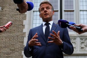 El presidente francés, Emmanuel Macron, observa mientras habla con los medios después de una reunión con el presidente estadounidense, Donald Trump, el presidente ucraniano, Volodímir Zelenski, y líderes europeos, en medio de negociaciones para poner fin a la guerra rusa en Ucrania, en la Embajada de Francia en Washington, DC, EE.UU., 18 de agosto de 2025.
EFE/EPA/YVES HERMAN / POOL