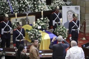 Integrantes del Batallón Guardia Presidencial vigilan junto al féretro del fallecido senador y precandidato presidencial opositor Miguel Uribe Turbay este martes, en Bogotá (Colombia).EFE/ Carlos Ortega