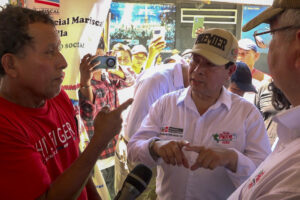 Fotografía cedida por la Presidencia del Consejo de Ministros de Perú del presidente del Consejo de Ministros de Perú, Eduardo Arana (c) a su llegada este jueves, a la población de Santa Rosa, una isla en medio del río Amazonas bajo soberanía peruana, situada frente a la ciudad colombiana de Leticia, en la triple frontera amazónica con Brasil.EFE/ Presidencia del Consejo de Ministros/