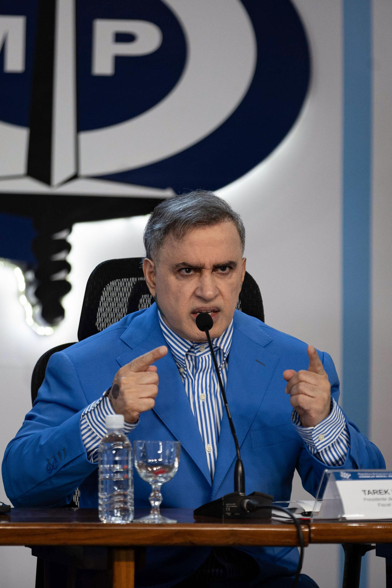 El fiscal general de Venezuela, Tarek William Saab, habla durante una rueda de prensa este lunes, en Caracas (Venezuela). EFE/ Ronald Pena R