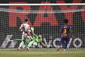 El guardameta del Barcelona Joan García Pons (c) detiene un balón durante el partido de LaLiga entre el Rayo Vallecano y el Barcelona, este domingo en el estadio de Vallecas. EFE/ Fernando Villar